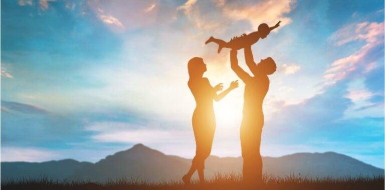 Família unida ao pôr do sol simbolizando acolhimento, esperança e qualidade de vida proporcionados pelo tratamento com cannabis medicinal.