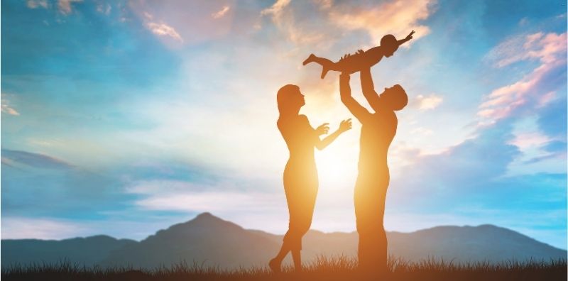 Família unida ao pôr do sol simbolizando acolhimento, esperança e qualidade de vida proporcionados pelo tratamento com cannabis medicinal.